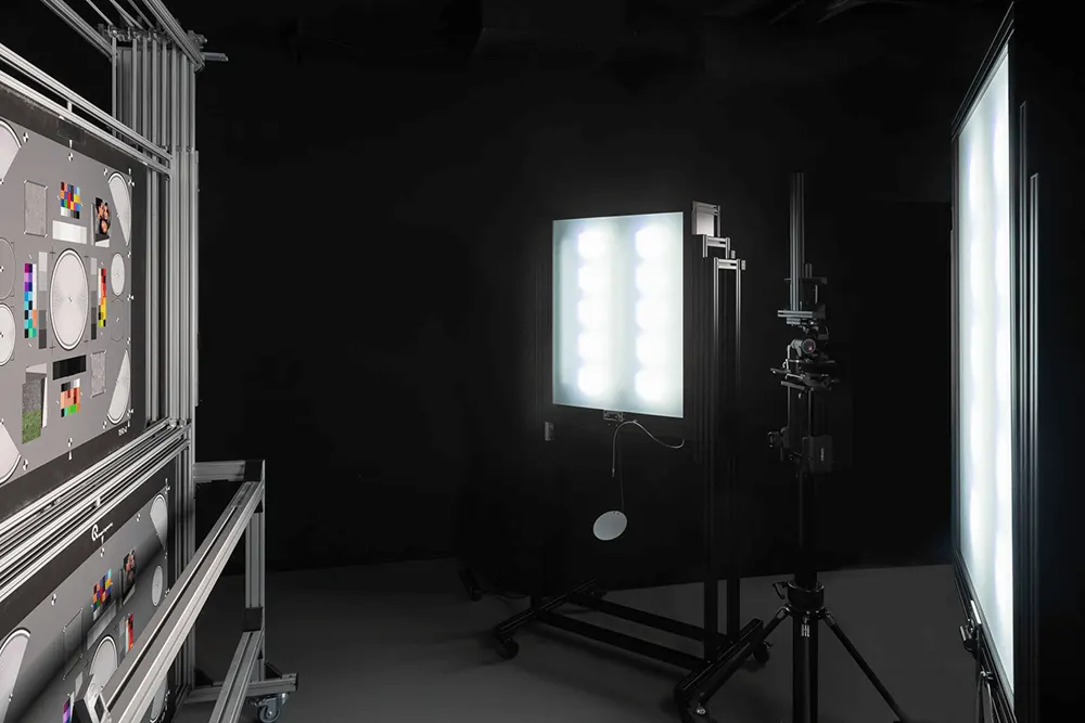 iQ-Flatlights for illumination of reflective charts